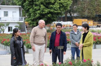 美国保尔园艺集团泛美种子公司副总裁到我院参观交流